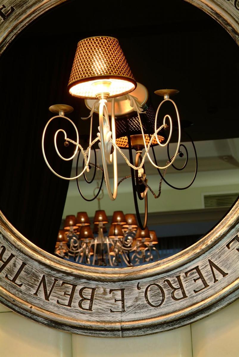 restoran-falcone-svetilnik-na-zerkale.jpg